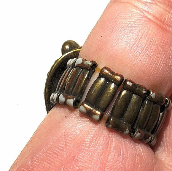 Jaguar Stretch Ring - Picture 3 of 4